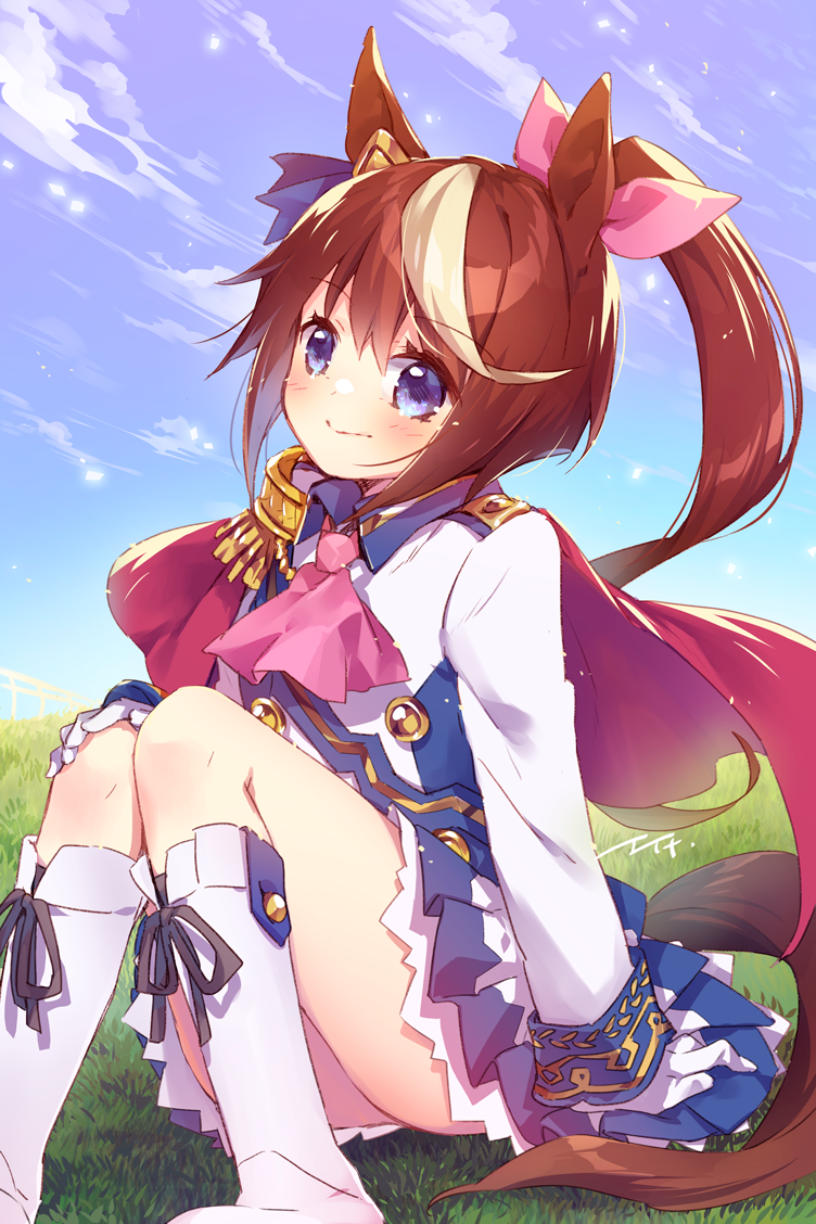 1girl ascot bangs blue_eyes blue_sky blush boots brown_hair closed_mouth cloud cloudy_sky commentary_request day ech eyebrows_visible_through_hair gloves hair_between_eyes hair_ribbon high_ponytail jacket knee_boots long_sleeves looking_at_viewer multicolored_hair outdoors pink_neckwear pink_ribbon pleated_skirt ponytail ribbon skirt sky sleeves_past_wrists smile solo streaked_hair tokai_teio_(umamusume) umamusume white_footwear white_gloves white_hair white_jacket white_skirt