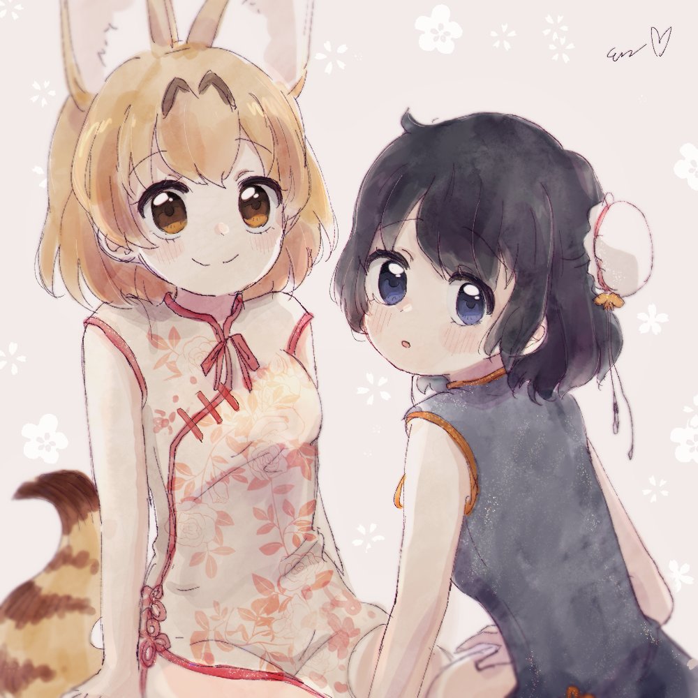 2girls alternate_costume animal_ears black_hair blonde_hair blue_eyes blush bun_cover china_dress chinese_clothes commentary_request dress extra_ears eyebrows_visible_through_hair hair_bun kaban_(kemono_friends) kemono_friends korean_commentary looking_at_viewer multiple_girls san_sami serval_(kemono_friends) serval_ears serval_girl serval_tail short_hair sitting sleeveless sleeveless_dress tail yellow_eyes