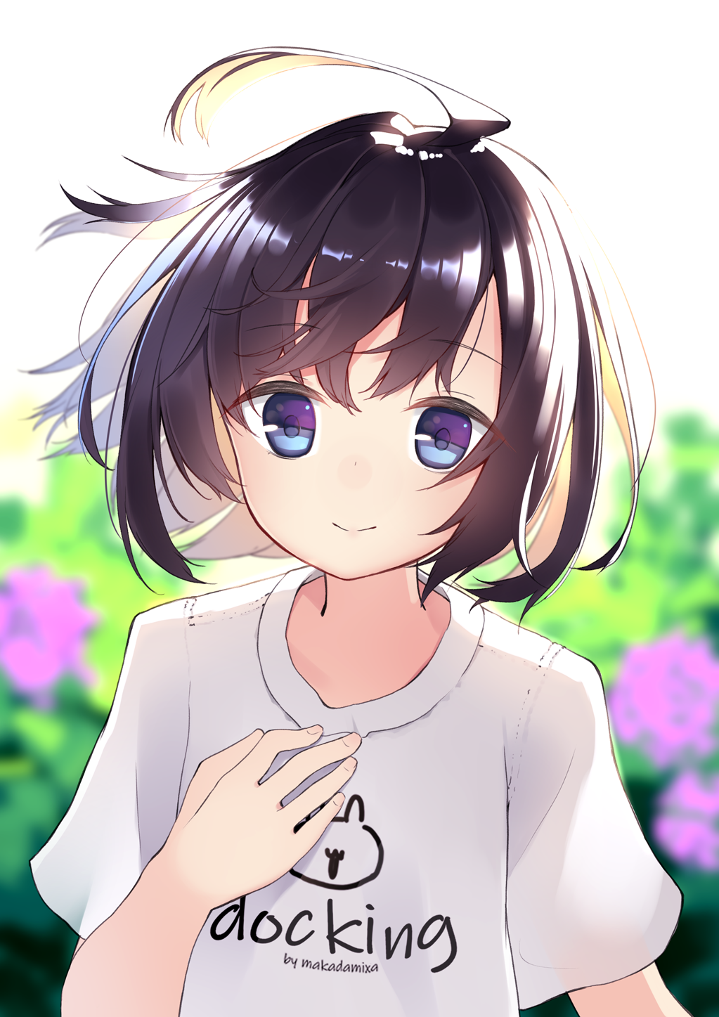 1girl ahoge artist_name bangs black_hair blue_eyes blurry blurry_foreground closed_mouth clothes_writing commentary_request depth_of_field eyebrows_visible_through_hair flower hair_between_eyes hand_up highres looking_at_viewer makadamixa original pink_flower shirt short_sleeves smile solo upper_body white_shirt