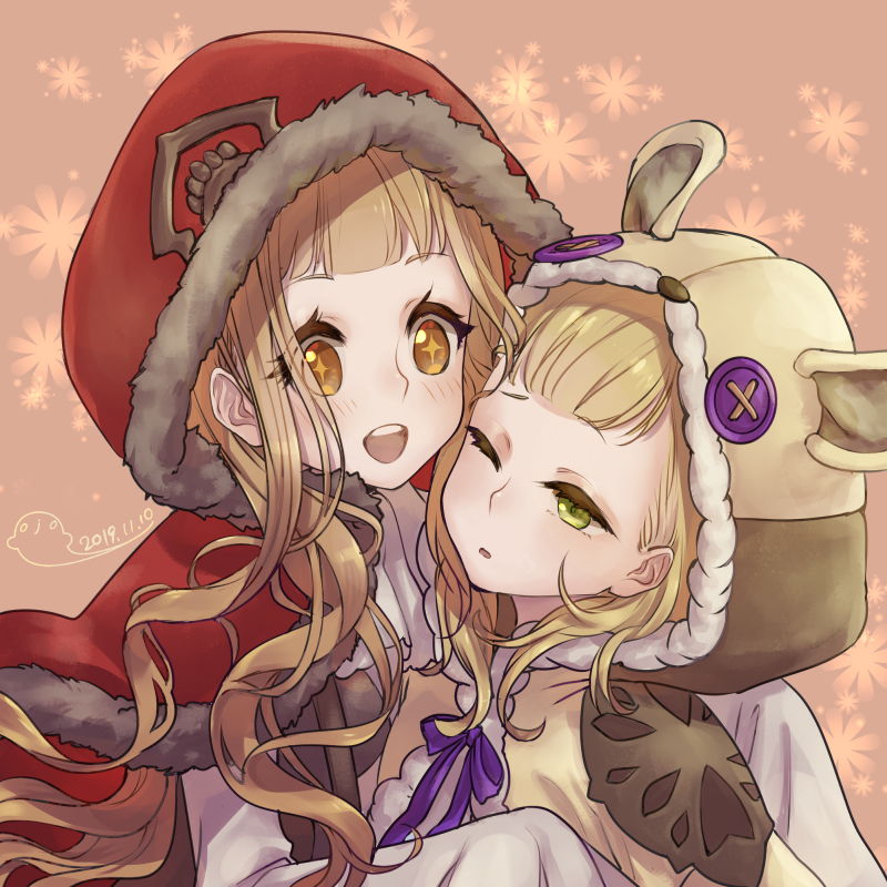 +_+ 2girls :d :o animal_ears animal_hood bear_ears beige_background blonde_hair briar_rose_(sinoalice) green_eyes hood hoodie hug little_red_riding_hood_(sinoalice) long_hair multiple_girls ojo_aa one_eye_closed onesie open_mouth pajamas red_hood short_hair sinoalice smile yellow_eyes yellow_hoodie