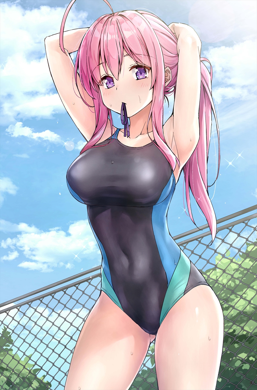 1girl ahoge armpits arms_up ass_visible_through_thighs bare_arms bare_shoulders black_swimsuit blue_ribbon blue_sky blue_swimsuit blush breasts chain-link_fence collarbone competition_swimsuit covered_navel cowboy_shot day fence green_swimsuit hair_tie hair_tie_in_mouth highres kotatsu_(kotatsu358) large_breasts long_hair looking_at_viewer mouth_hold multicolored multicolored_clothes multicolored_swimsuit neet_de_otaku_na_kunoichi_to_naze_ka_dousei_hajimemashita one-piece_swimsuit outdoors pink_hair ponytail purple_eyes ribbon shizuri_(neet_de_otaku_na_kunoichi_to_naze_ka_dousei_hajimemashita) sidelocks sky solo swimsuit thighs tying_hair