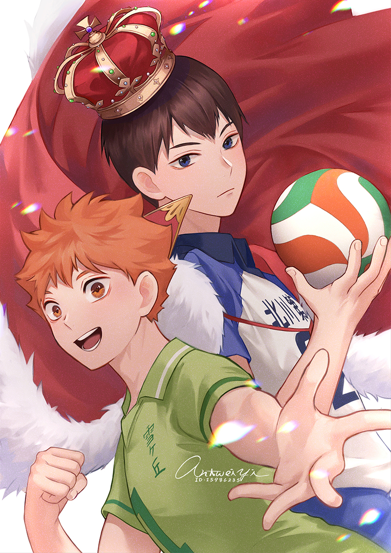 2boys antweiyi ball black_hair blue_eyes blue_shirt cape closed_mouth crown fur-trimmed_cape fur_trim green_shirt haikyuu!! hinata_shouyou holding holding_ball kageyama_tobio looking_at_viewer male_focus multiple_boys open_mouth orange_eyes orange_hair red_cape shirt short_hair smile two-tone_shirt white_shirt