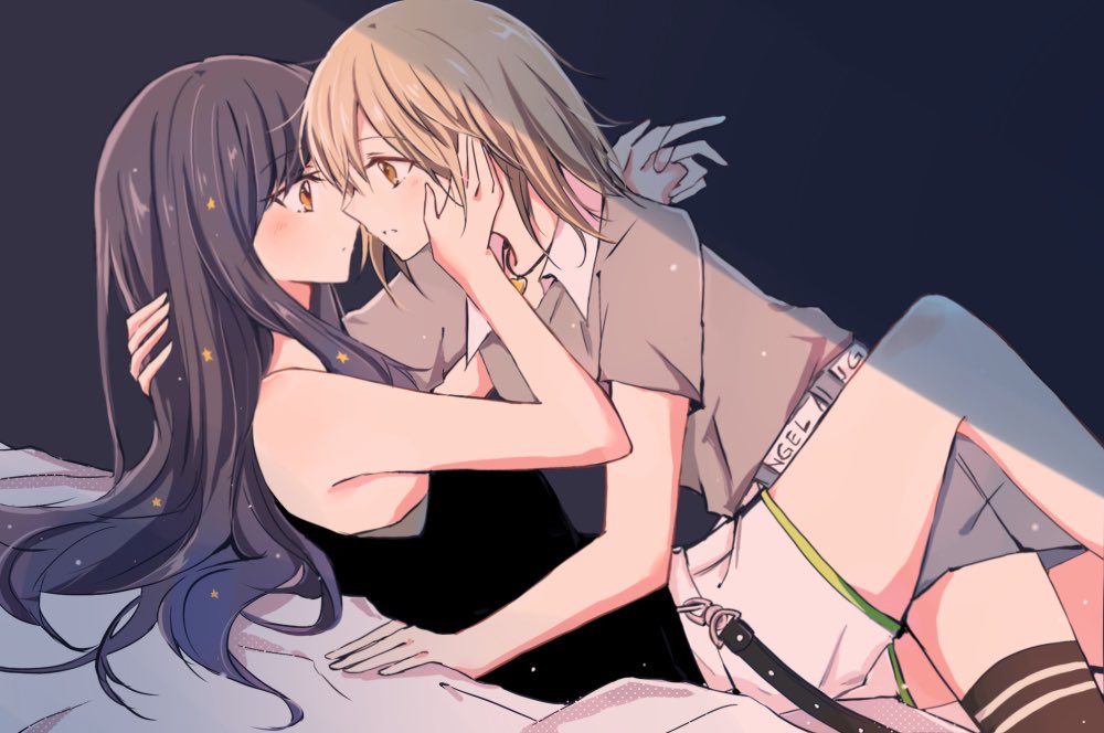 2girls azusawa_kohane black_hair blonde_hair blush brown_eyes commentary_request girl_on_top hand_in_another's_hair hand_on_another's_face imminent_kiss long_hair lying medium_hair multiple_girls on_back project_sekai shiraishi_an xuan yuri