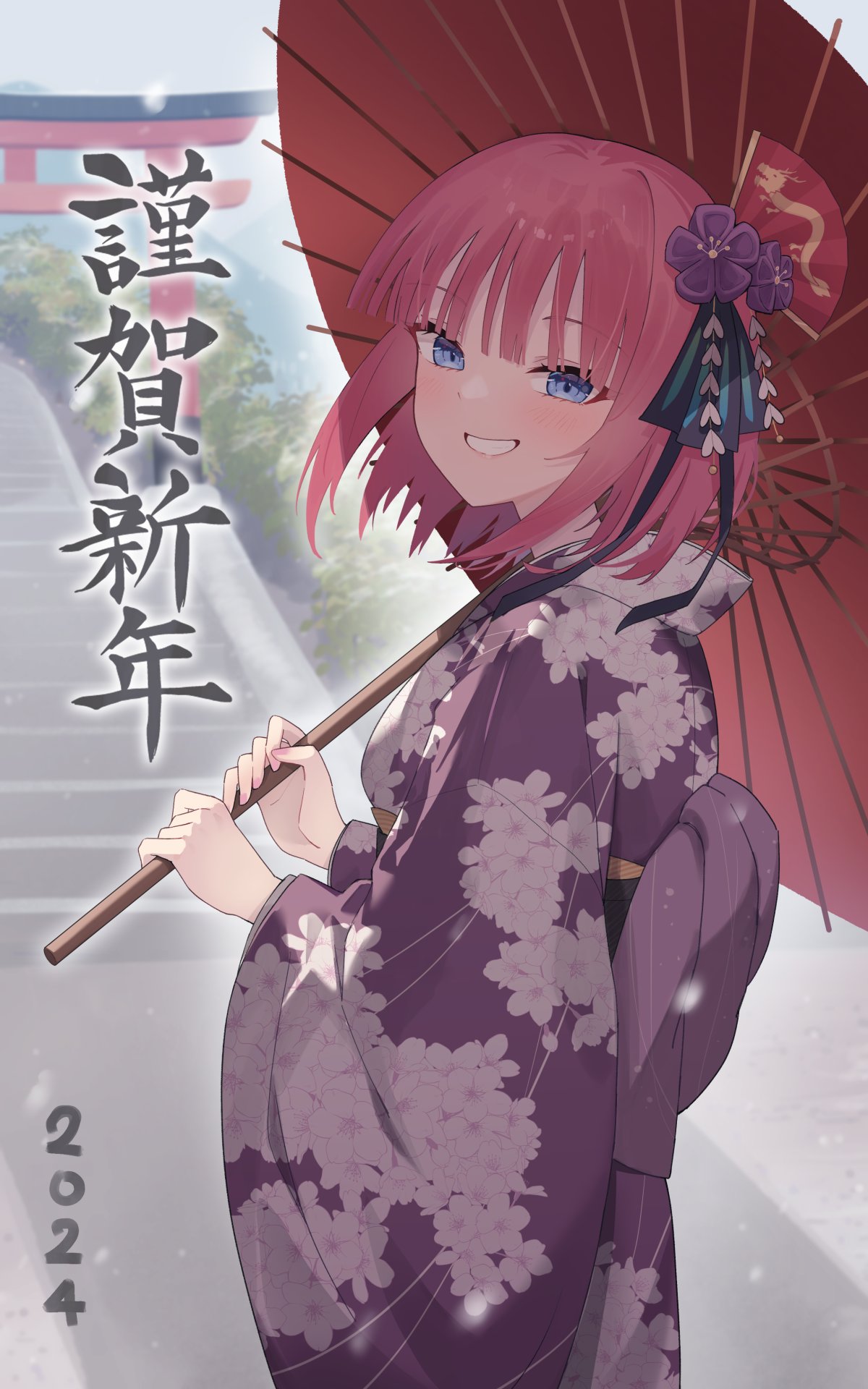 1girl 2024 alternate_costume blue_eyes blunt_bangs blush butterfly_hair_ornament chinese_zodiac commentary_request cowboy_shot day dragon_print eyelashes floral_print flower from_side go-toubun_no_hanayome grin hair_ornament happy_new_year highres holding holding_umbrella japanese_clothes kanzashi kimono long_sleeves looking_at_viewer medium_hair nakano_nino new_year oil-paper_umbrella outdoors profnote purple_flower purple_kimono red_hair red_umbrella smile solo stairs standing torii umbrella under_umbrella wide_sleeves year_of_the_dragon
