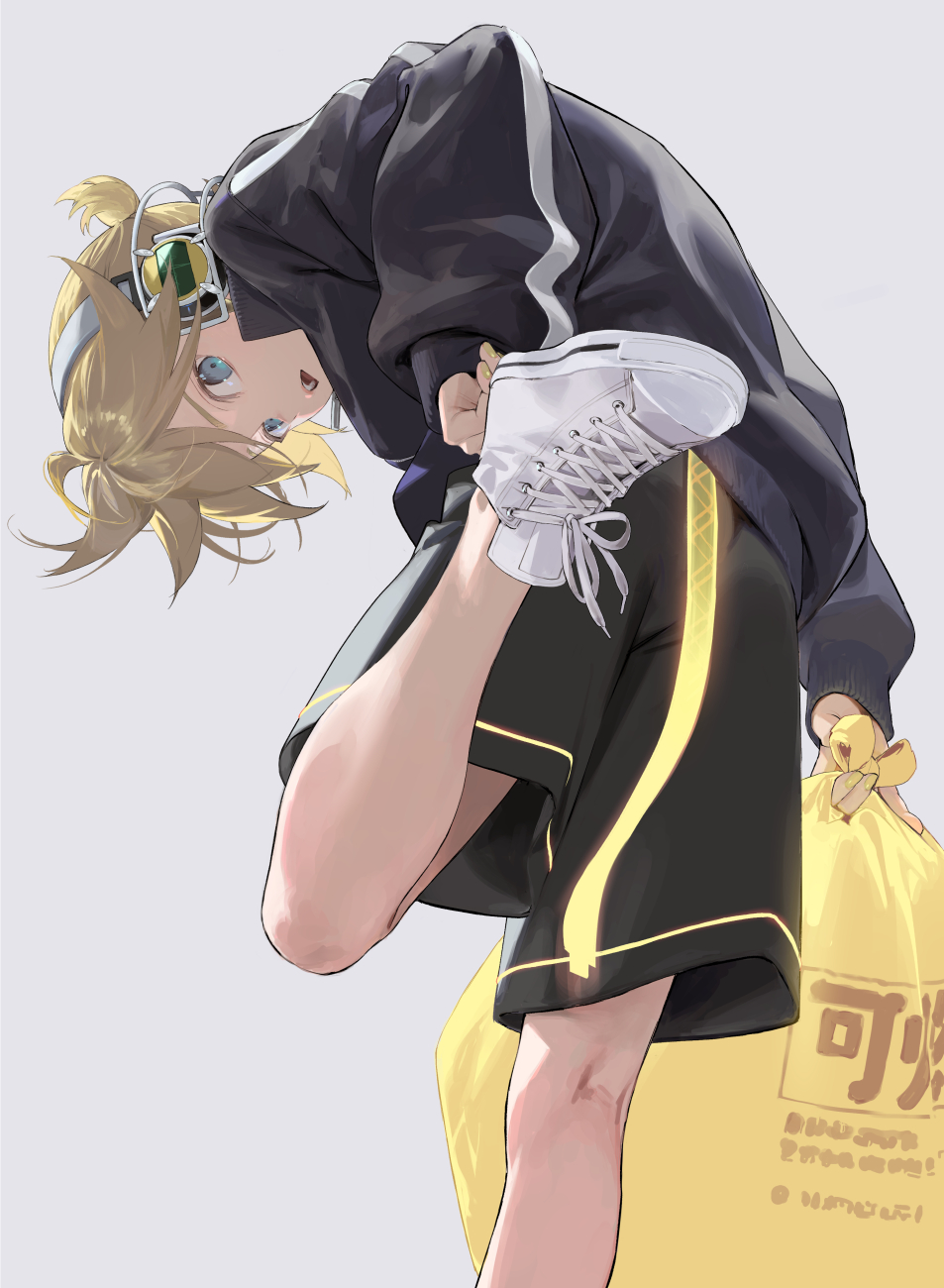 1boy black_jacket black_shorts blonde_hair blue_eyes from_behind from_below grey_background highres jacket kagamine_len looking_at_viewer naoko_(naonocoto) shoes shorts sneakers solo sportswear standing standing_on_one_leg track_jacket vocaloid white_footwear