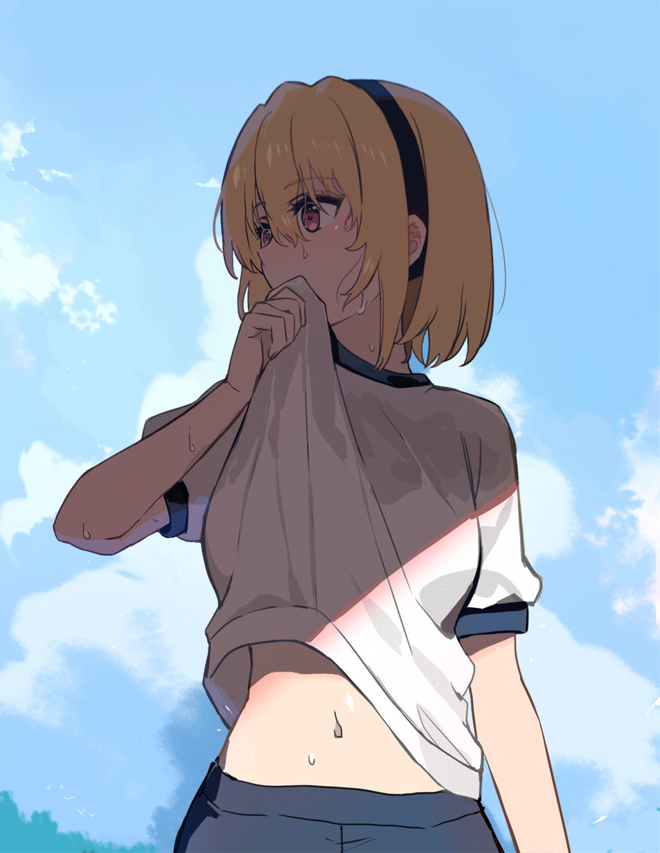 1girl bangs black_hairband blonde_hair blue_sky clothes_lift commentary day eyebrows_visible_through_hair gym_shirt hair_between_eyes hairband highres higurashi_no_naku_koro_ni houjou_satoko lifted_by_self looking_to_the_side midriff_peek navel outdoors pink_eyes shadow shirt shirt_lift short_hair short_sleeves sky solo sweat upper_body usamin_(artist) white_shirt