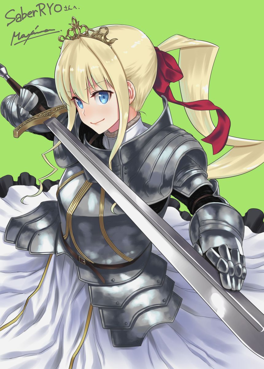 1girl armor artoria_pendragon_(fate) bangs blonde_hair bow commission cosplay eyebrows_visible_through_hair fate_(series) green_background hair_behind_ear hair_bow highres holding holding_sword holding_weapon ilfriede_von_feulner knight looking_at_viewer makishima_azusa metal_gloves muvluv muvluv_alternative ponytail red_bow saber saber_(cosplay) skeb_commission smile solo sword the_euro_front tiara v-shaped_eyebrows weapon