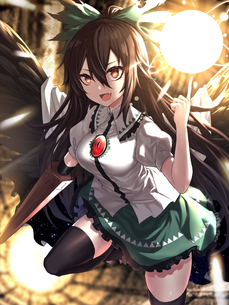 1girl :d arm_cannon bangs black_hair black_legwear black_wings bow breasts fang feathered_wings green_bow green_skirt hair_between_eyes hair_bow hand_up index_finger_raised koissa long_hair looking_at_viewer medium_breasts miniskirt puffy_short_sleeves puffy_sleeves red_eyes reiuji_utsuho shirt short_sleeves skin_fang skirt smile solo thighhighs touhou very_long_hair weapon white_shirt wings zettai_ryouiki