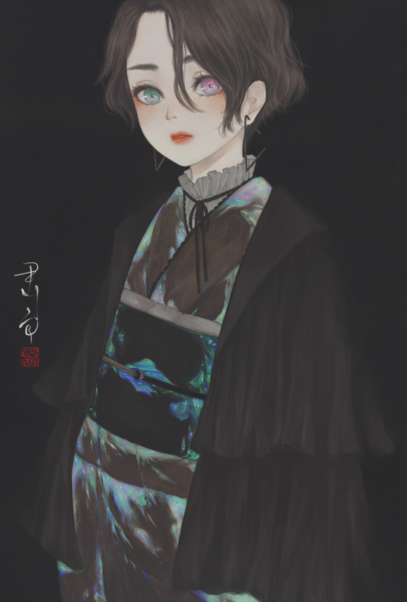 1girl black_background black_capelet black_kimono black_ribbon brown_hair capelet commentary_request cowboy_shot earrings frilled_shirt_collar frills green_eyes hair_between_eyes heterochromia highres japanese_clothes jewelry kimono lace-trimmed_kimono lace_trim looking_at_viewer neck_ribbon obi obiage obijime original parted_hair parted_lips print_kimono purple_eyes red_lips ribbon sash seal_impression short_hair signature simple_background solo standing ushiyama_ame wavy_hair
