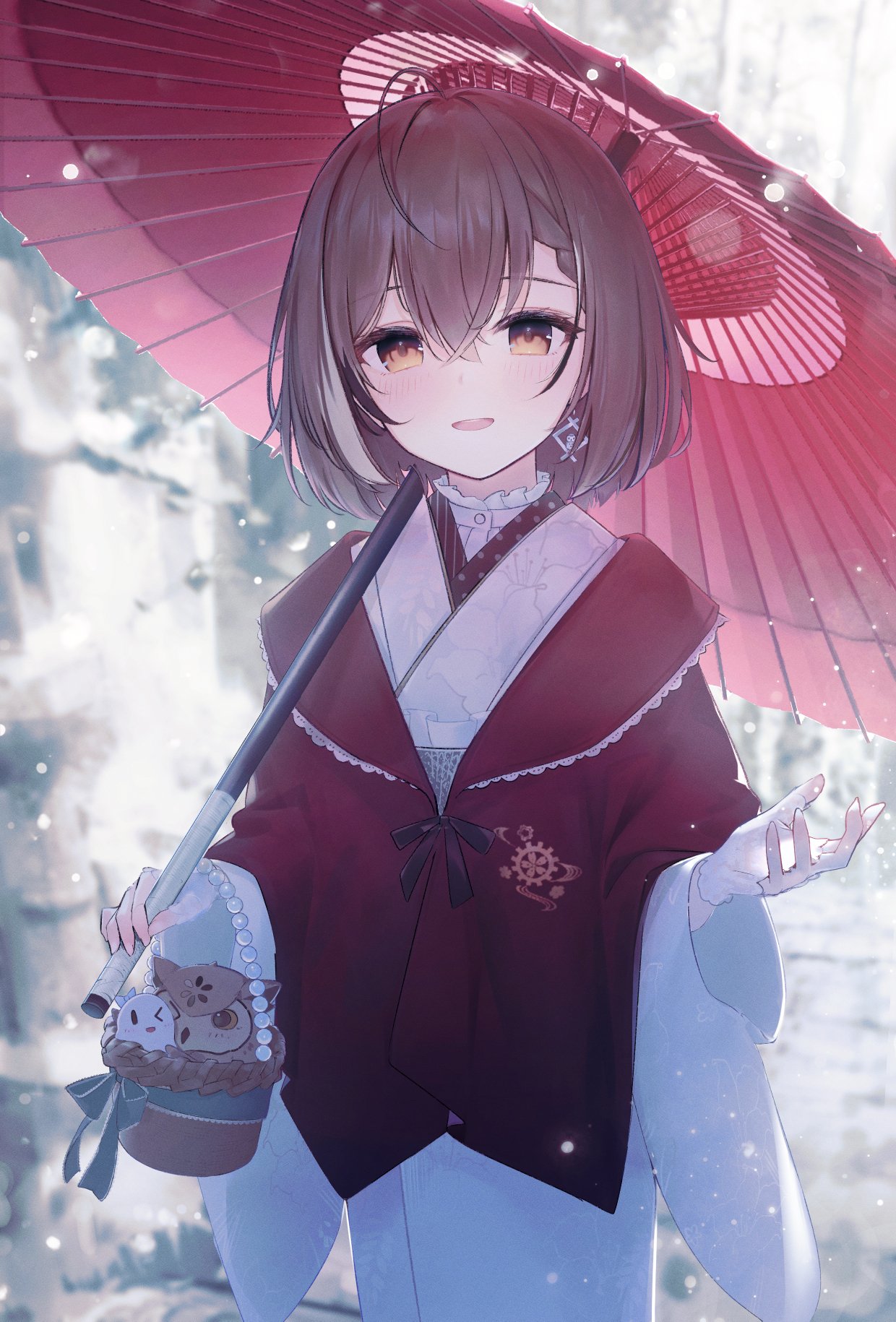 1girl basket blurry blurry_background brown_hair commentary cowboy_shot english_commentary hair_between_eyes hand_up highres holding holding_umbrella hololive hololive_english japanese_clothes kimono long_sleeves looking_at_viewer nanashi_mumei oil-paper_umbrella open_mouth outdoors red_shawl shawl short_hair smile snowing solo t6_ti umbrella white_kimono wide_sleeves yellow_eyes