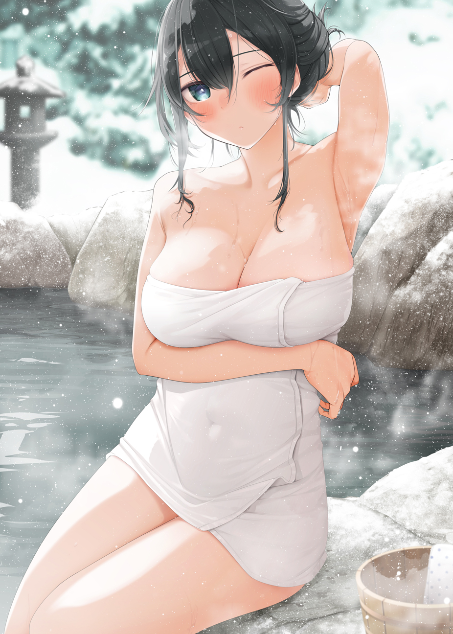 1girl arm_up armpits bare_arms bare_shoulders black_hair blue_eyes breasts bucket cleavage closed_mouth commentary_request covered_navel day fed_(giba) highres large_breasts looking_at_viewer naked_towel one_eye_closed onsen original outdoors rock short_hair_with_long_locks sidelocks sitting snowing solo steam stone_lantern towel water winter wooden_bucket