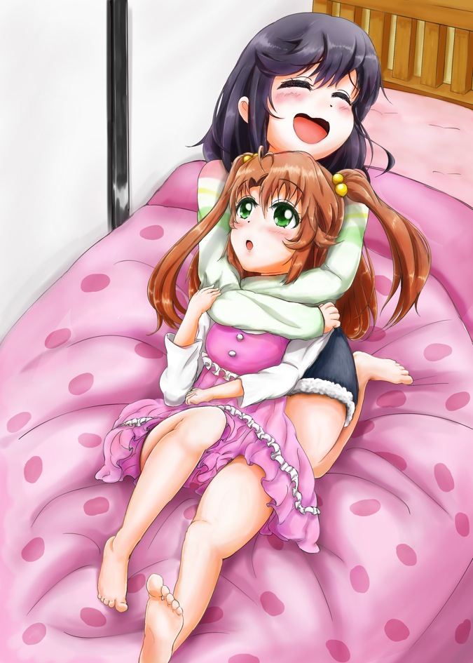 age_difference barefoot brown_hair dress happy hug hug_from_behind ichijou_hotaru koshigaya_komari non_non_biyori on_bed onee-loli open_mouth pink_diamond_765_(idolmaster) pink_dress smile tako_yukisuke twintails yuri