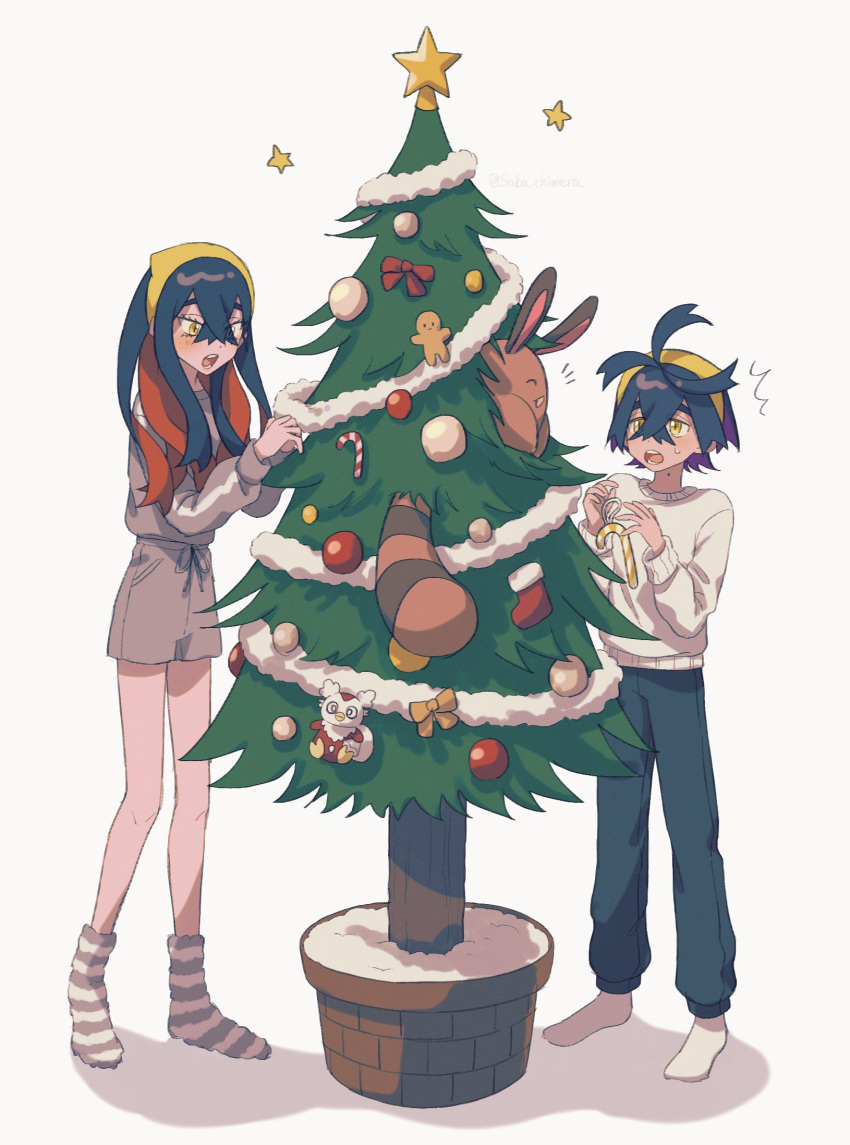 1boy 1girl black_hair black_pants brother_and_sister brown_fur candy candy_cane carmine_(pokemon) christmas christmas_tree colored_inner_hair commentary_request crossed_bangs food full_body grey_shirt grey_shorts hairband highres kieran_(pokemon) long_hair multicolored_hair no_shoes open_mouth pants pokemon pokemon_(creature) pokemon_sv purple_hair red_hair saba_chimera sentret shirt shorts siblings simple_background socks standing striped striped_socks tail teeth two-tone_hair white_background white_socks yellow_eyes yellow_hairband