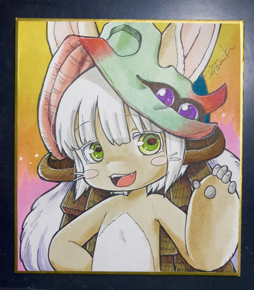 1other :3 animal_ears brown_fur commentary_request eyebrows_visible_through_hair fake_horns fangs furry gradient gradient_background green_eyes grey_hair hand_on_hip hand_up helmet highres horizontal_pupils horns looking_at_viewer made_in_abyss multicolored_background nanachi_(made_in_abyss) nude open_mouth orange_background other_focus photo_(medium) pink_background shikishi short_hair signature smile solo traditional_media tsumiki_yuu upper_body whiskers yellow_background