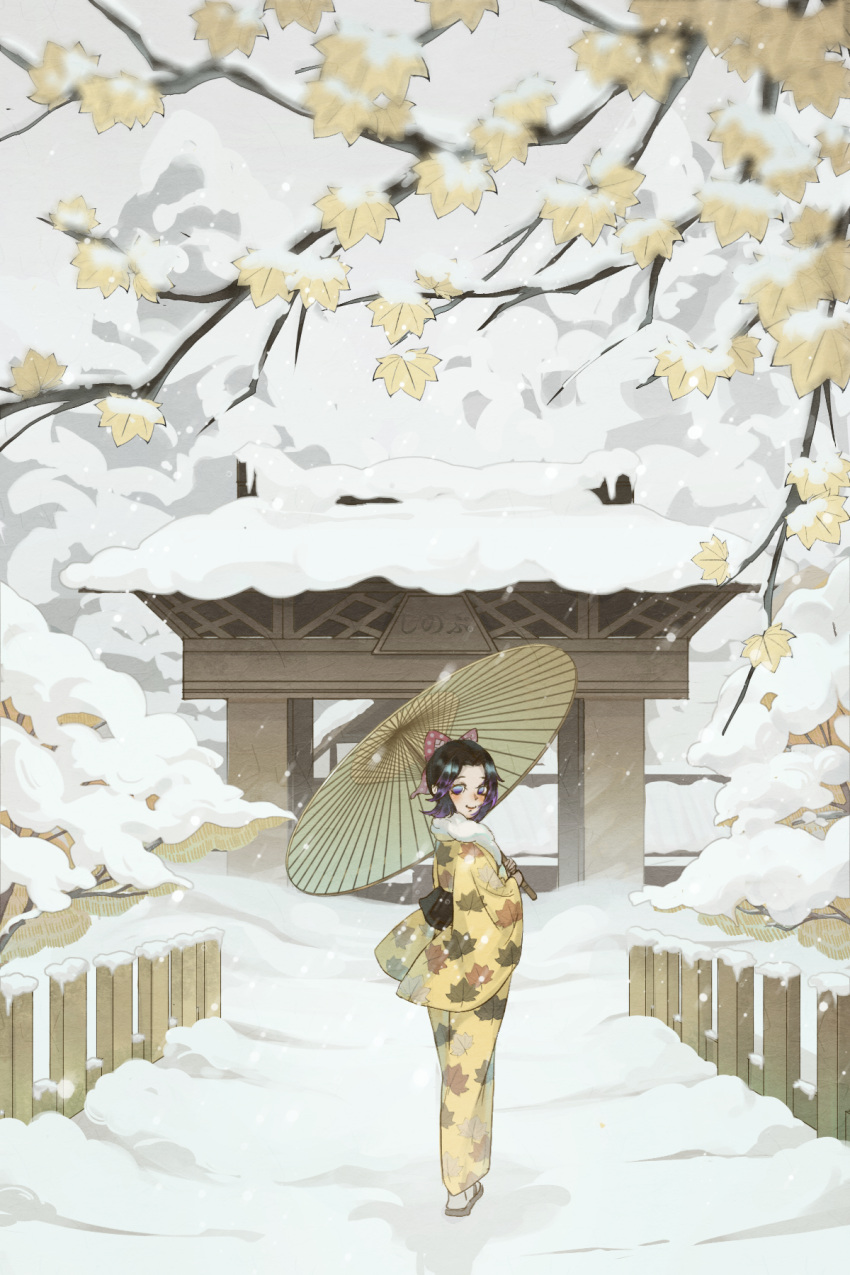 1girl alternate_universe bangs black_hair branch butterfly_hair_ornament colored_tips commentary_request fence floating_hair from_behind fur_trim gate geta grey_sky hair_ornament highres holding holding_umbrella japanese_clothes kimetsu_no_yaiba kimono kochou_shinobu leaf leaf_print long_sleeves looking_at_viewer looking_back maple_leaf motion_blur multicolored_hair obi oil-paper_umbrella outdoors parted_bangs purple_eyes road sash sidelocks smile snow snowing solo standing streaked_hair su_an tabi umbrella updo white_legwear wide_sleeves winter yellow_kimono yellow_theme