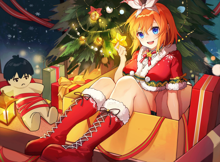 1girl :d bangs blue_eyes boots bow bow_hairband box character_doll christmas christmas_tree crop_top cross-laced_footwear dress_shirt fur-trimmed_boots fur-trimmed_sleeves fur_trim gift gift_box go-toubun_no_hanayome hair_between_eyes hair_bow hairband highres holding lace-up_boots long_hair midriff nakano_yotsuba neck_ribbon open_mouth orange_hair red_footwear red_ribbon ribbon santa_boots shiny shiny_hair shirt short_sleeves sitting smile solo stomach white_bow white_hairband white_shirt yunweishukuang