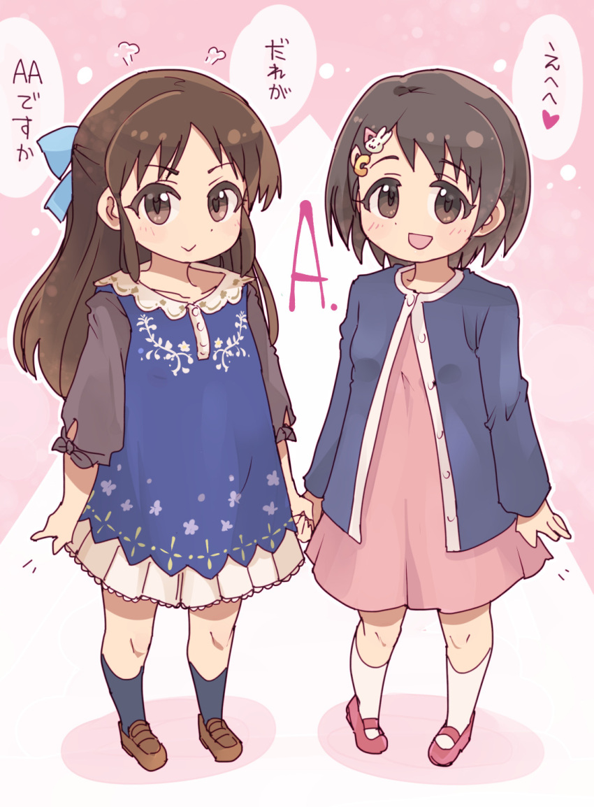 2girls 4040_(abonriya) :&gt; :d bangs black_hair black_legwear blue_bow blue_cardigan blue_dress blush_stickers bow brown_eyes brown_footwear brown_hair bunny_hair_ornament buttons cardigan child collar collarbone commentary_request dot_nose dress eyebrows_visible_through_hair flat_chest frilled_collar frills hair_bow hair_ornament hairclip heart highres holding_hands idolmaster idolmaster_cinderella_girls legs long_hair long_sleeves looking_at_viewer multiple_girls over-kneehighs pink_background pink_dress pink_footwear print_dress sasaki_chie shoes short_hair smile tachibana_arisu thighhighs translation_request v-shaped_eyebrows white_legwear