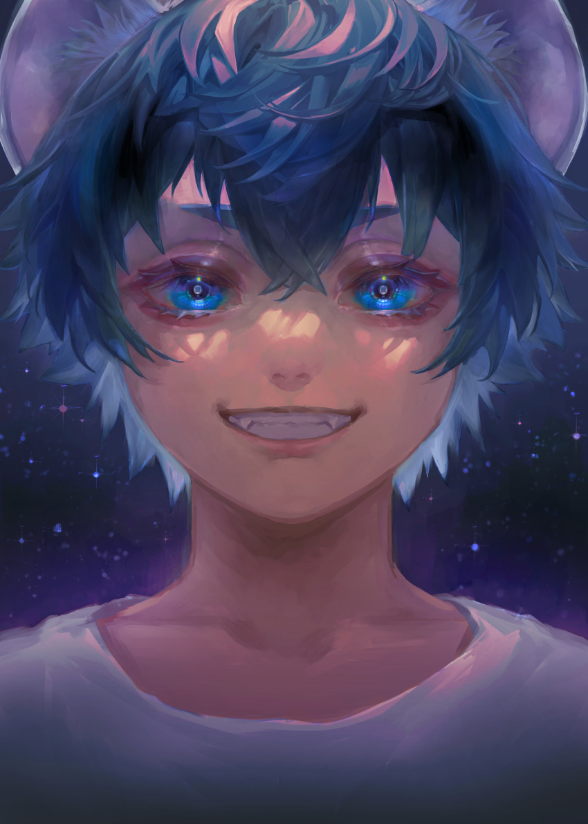 1boy absurdres alternate_eye_color alternate_hair_color animal_ear_fluff bangs child eyelashes fangs grin hair_between_eyes highres hyena_ears looking_at_viewer male_child male_focus night night_sky portrait ruggie_bucchi shirt short_hair sky sky7colors smile solo star_(sky) starry_sky straight-on t-shirt twisted_wonderland white_shirt younger