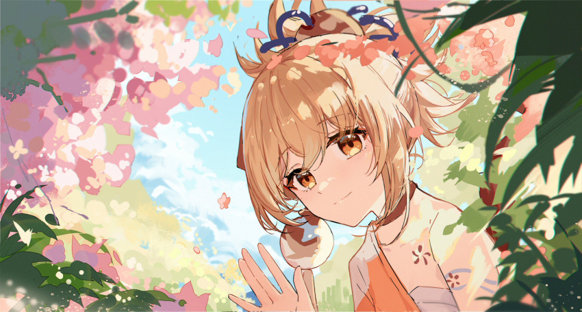 1girl arm_tattoo bangs blonde_hair blue_sky choker genshin_impact grass hair_ornament highres japanese_clothes kimono leaf looking_at_viewer nature orange_eyes orange_kimono ponytail sarashi scenery sky tattoo waving yajuu yoimiya_(genshin_impact)