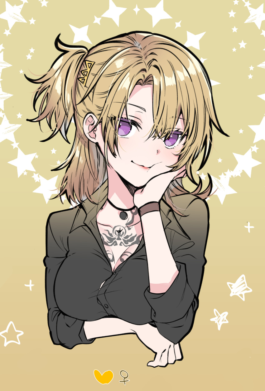 1girl black_shirt blonde_hair chest_tattoo dress_shirt face genderswap genderswap_(mtf) hair_between_eyes hair_ornament highres kokuchuutei long_sleeves looking_at_viewer luca_kaneshiro lucy_kaneshiro medium_hair nijisanji nijisanji_en portrait purple_eyes shirt short_sidetail simple_background smile solo tattoo upper_body virtual_youtuber