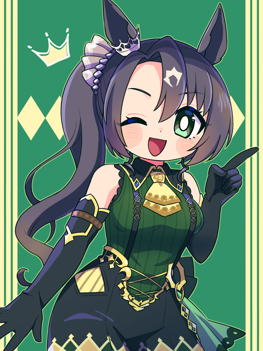 1girl absurdres animal_ears black_hair blush breasts detached_sleeves green_background green_eyes hair_between_eyes hair_ornament highres horse_ears horse_girl looking_at_viewer medium_breasts one_eye_closed open_mouth satono_crown_(umamusume) scrunchie side_ponytail solo sumikawa8v umamusume