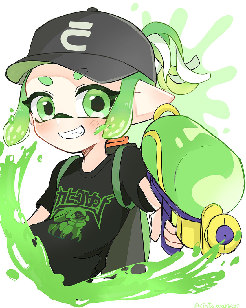 1girl baseball_cap black_headwear black_shirt commentary green_eyes green_hair gun hat highres holding holding_gun holding_weapon inkling inkling_girl inkling_player_character looking_at_viewer pointy_ears print_shirt shirt short_hair siotamanegi smile solo splatoon_(series) splatoon_3 splattershot_(splatoon) teeth tentacle_hair thick_eyebrows upper_body weapon white_background