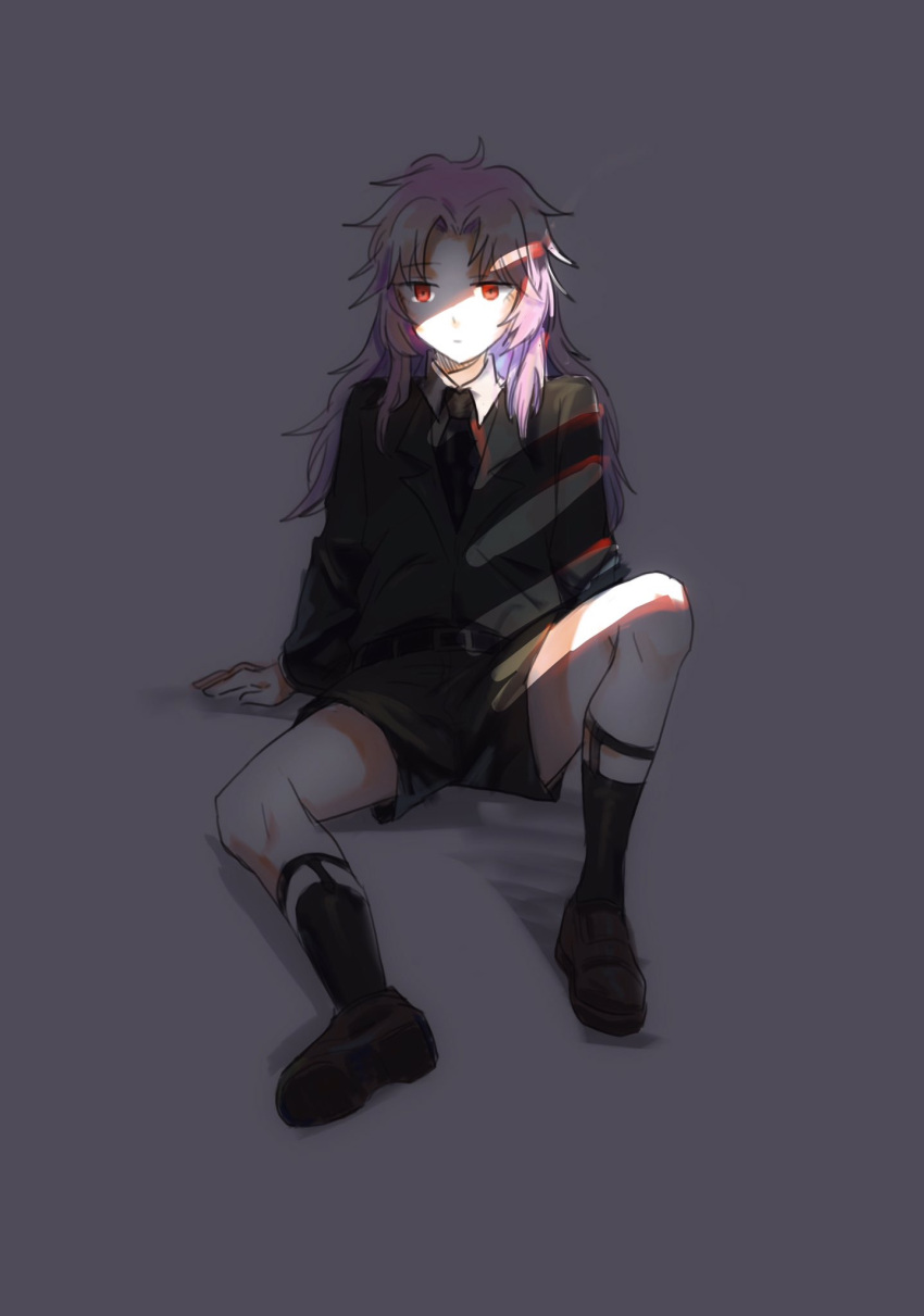 1boy 21scorpii belt black_belt black_footwear black_jacket black_necktie black_shorts black_sleeves boots closed_mouth collared_shirt expressionless full_body grey_background hatsutori_hajime highres jacket knee_up leg_belt long_hair long_sleeves male_focus messy_hair necktie pink_hair red_eyes ribbed_legwear saibou_shinkyoku shadow shirt short_shorts shorts simple_background sitting solo sunlight v-neck white_shirt