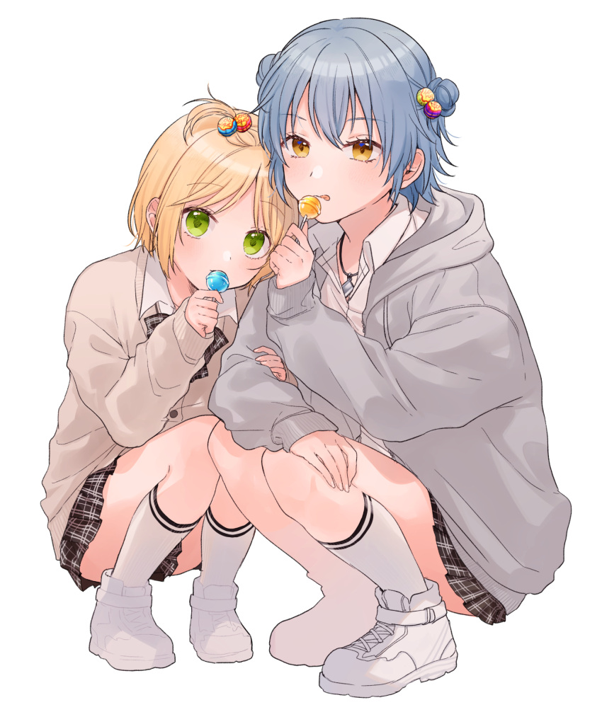 2girls blonde_hair blue_hair candy cardigan food full_body genderswap genderswap_(mtf) green_eyes highres jacket lollipop long_sleeves looking_at_viewer mahoutsukai_no_yakusoku multiple_girls nero_turner riquet_(mahoutsukai_no_yakusoku) school_uniform short_hair short_twintails squatting tomo_(sjim) twintails white_background yellow_eyes