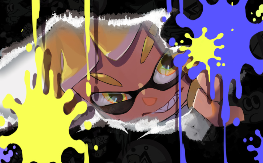 1girl agent_3_(splatoon_3) blonde_hair eyebrow_cut grin highres inkling inkling_girl inkling_player_character koike3582 looking_at_viewer paint_splatter sharp_teeth smile solo splatoon_(series) splatoon_3 teeth tentacle_hair uneven_eyes yellow_eyes