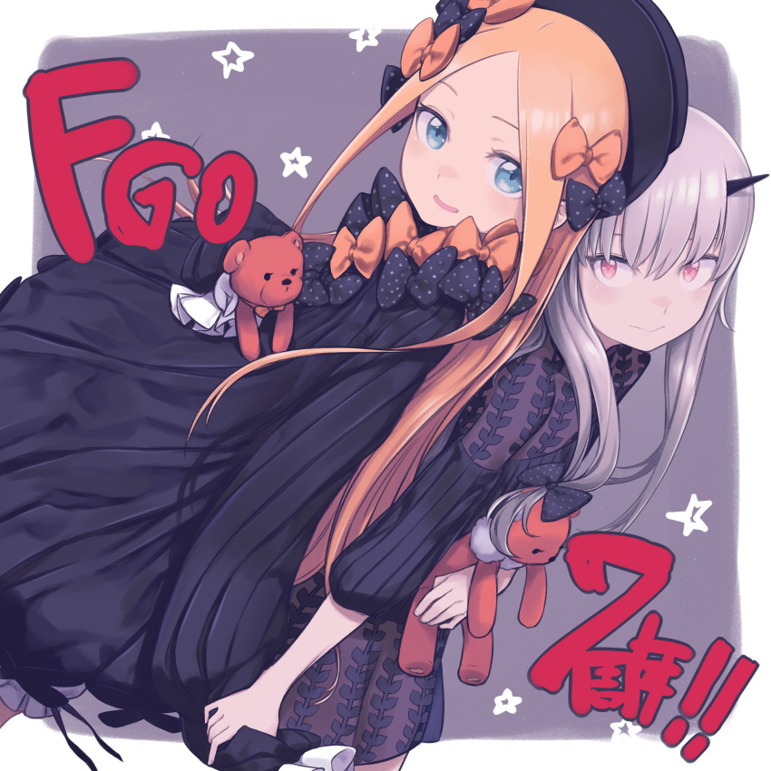 2girls abigail_williams_(fate) back-to-back black_dress black_ribbon blonde_hair blue_eyes blush commentary daisi_gi dot_nose dress fate/grand_order fate_(series) grey_hair hair_ribbon hat highres horns lavinia_whateley_(fate) long_sleeves looking_at_viewer multiple_girls open_mouth orange_ribbon pink_eyes ribbon see-through shiny shiny_hair smile star_(symbol) stuffed_toy translated