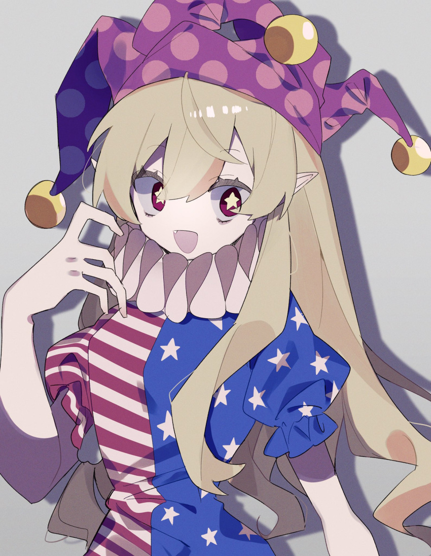 1girl american_flag_dress blonde_hair clownpiece dress fairy fang grey_background hat highres jester_cap long_hair open_mouth pink_headwear pointy_ears polka_dot polka_dot_headwear puffy_short_sleeves puffy_sleeves red_eyes short_sleeves simple_background smile solo star_(symbol) star_print striped striped_dress touhou upper_body xx_asui