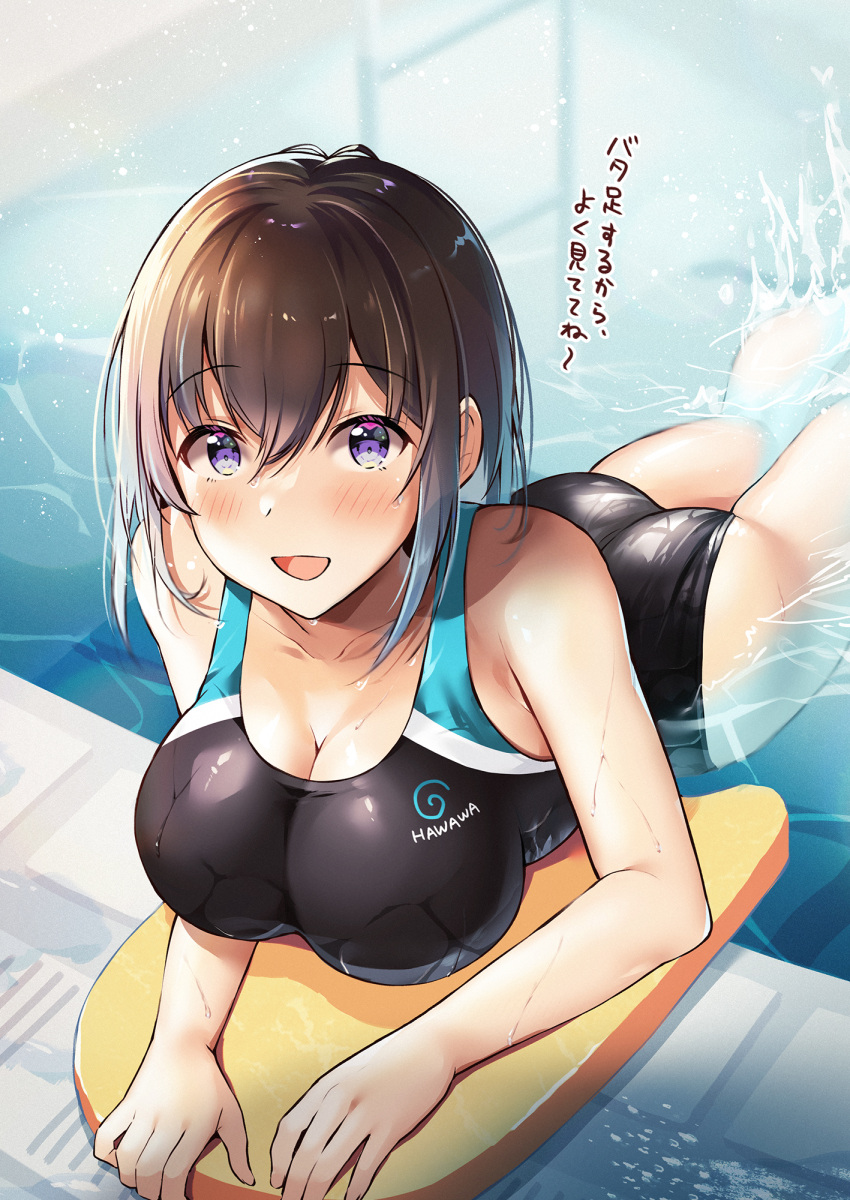 1girl ass bangs bare_shoulders black_swimsuit blue_eyes blush breasts brown_hair cleavage commentary_request competition_swimsuit highres kickboard large_breasts looking_at_viewer medium_hair one-piece_swimsuit original parted_lips pool shiro_kuma_shake smile solo swimsuit thighs translation_request water wet