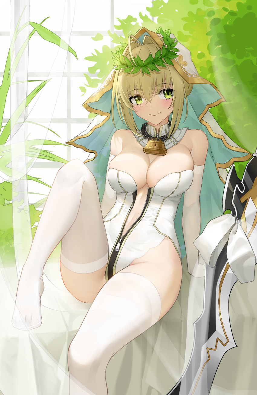 1girl absurdres aestus_estus ahoge blonde_hair breasts bridal_veil detached_collar elbow_gloves fate/grand_order fate_(series) gloves green_eyes hair_intakes highres large_breasts laurel_crown leotard lock nero_claudius_(bride)_(fate) nero_claudius_(bride)_(third_ascension)_(fate) nero_claudius_(fate) padlock padlocked_collar partially_unzipped shenqi_xiao_hong_zai_nali sidelocks sitting smile solo thighhighs veil white_gloves white_leotard white_thighhighs zipper_pull_tab