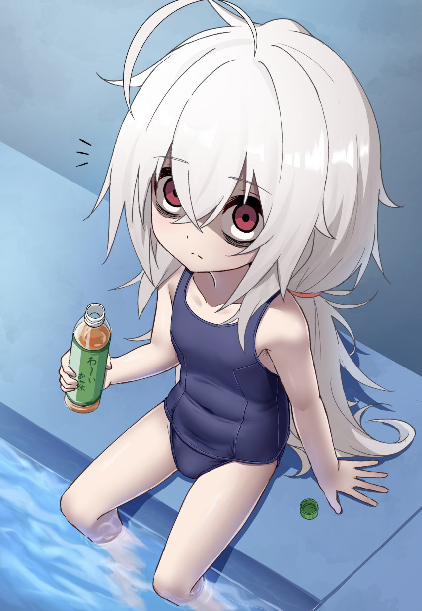 1girl absurdres ahoge bags_under_eyes blue_swimsuit bottle bottle_cap covered_navel eha7y from_above grey_hair highres holding long_hair looking_at_viewer looking_up one-piece_swimsuit original outdoors ponytail pool poolside red_eyes school_swimsuit shaded_face sitting soaking_feet solo swimsuit thighs very_long_hair wasabi-chan_(eha7y)