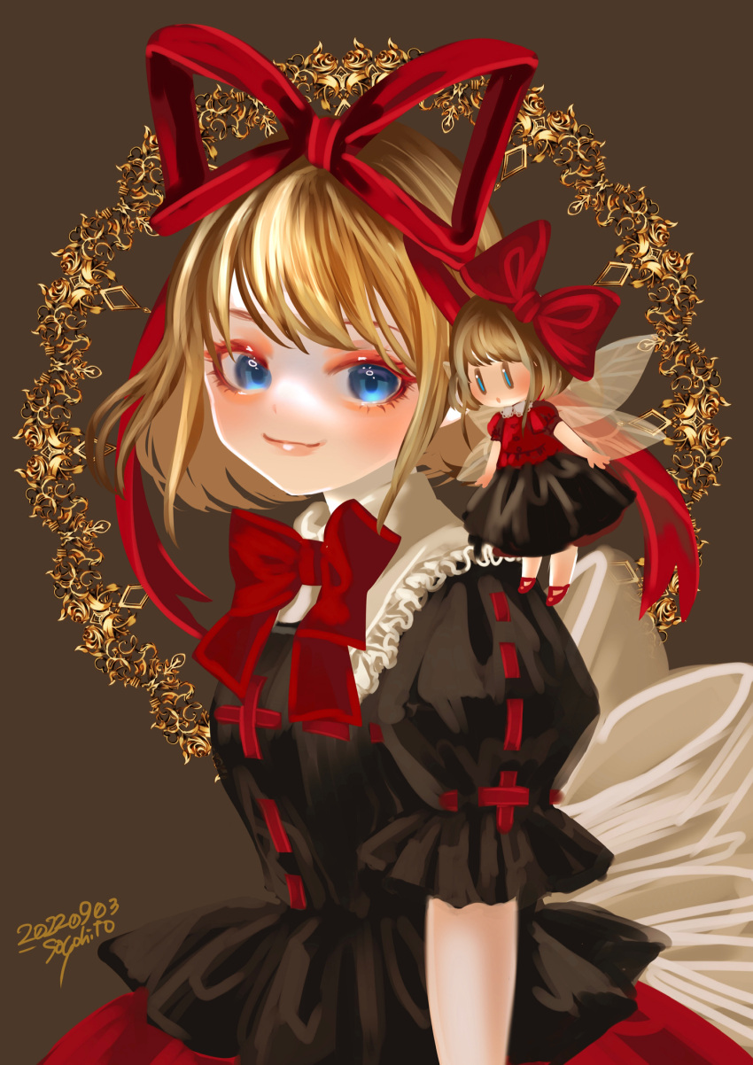 1girl artist_name bangs black_shirt blonde_hair blue_eyes blush bow bowtie breasts dated eyebrows_hidden_by_hair eyeshadow fairy_wings frilled_shirt_collar frills grey_background hair_ribbon highres looking_at_viewer makeup medicine_melancholy medium_breasts puffy_short_sleeves puffy_sleeves red_bow red_bowtie red_ribbon ribbon shirt short_hair short_sleeves signature simple_background skirt smile soyohito su-san swept_bangs touhou upper_body wings