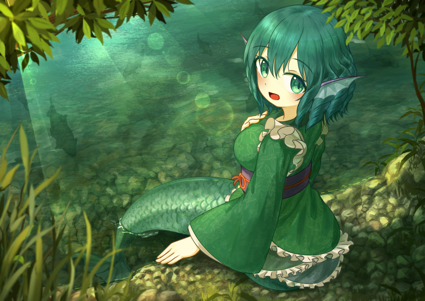 1girl :d absurdres aqua_hair blurry blush bokeh breasts day depth_of_field ekaapetto fins fish frilled_kimono frills from_above from_behind green_eyes green_kimono hair_between_eyes head_fins highres japanese_clothes kimono lake large_breasts long_sleeves looking_at_viewer looking_back mermaid monster_girl nature obi on_ground open_mouth outdoors ringlets sash shore short_hair short_kimono sitting smile soaking_feet sunlight touhou wakasagihime water wide_sleeves