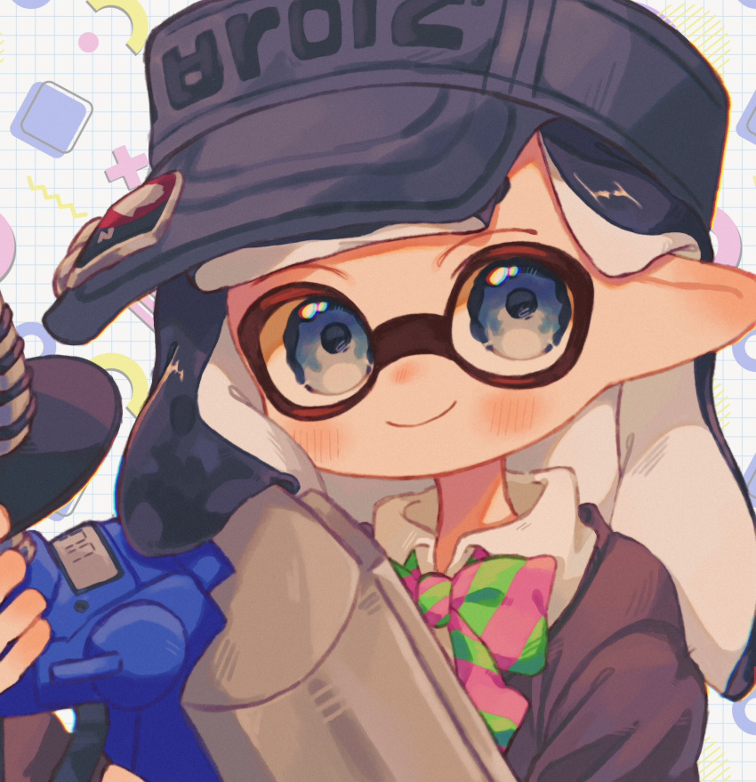 1girl black_hair black_headwear blue_eyes bow bowtie closed_mouth commentary_request e-liter_4k_(splatoon) green_bow green_bowtie grid_background gun highres holding holding_gun holding_weapon inkling inkling_girl inkling_player_character long_hair looking_at_viewer ochocho2828 pink_bow pink_bowtie pointy_ears smile solo splatoon_(series) splatoon_3 striped_bow striped_bowtie striped_clothes tentacle_hair two-tone_bowtie upper_body visor_cap weapon