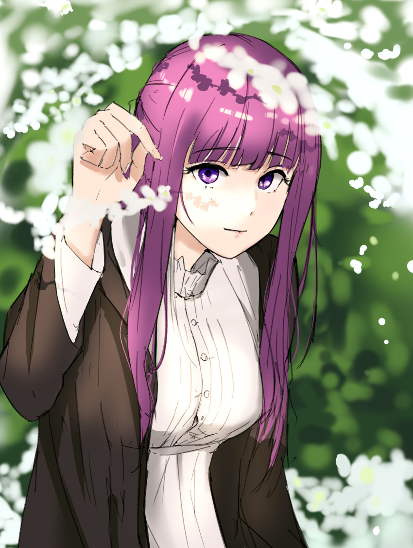 1girl black_robe blunt_bangs breasts dress fern_(sousou_no_frieren) green_background highres large_breasts long_hair looking_at_viewer pang_(daty8882) purple_eyes purple_hair purple_pupils robe solo sousou_no_frieren straight_hair tree white_dress