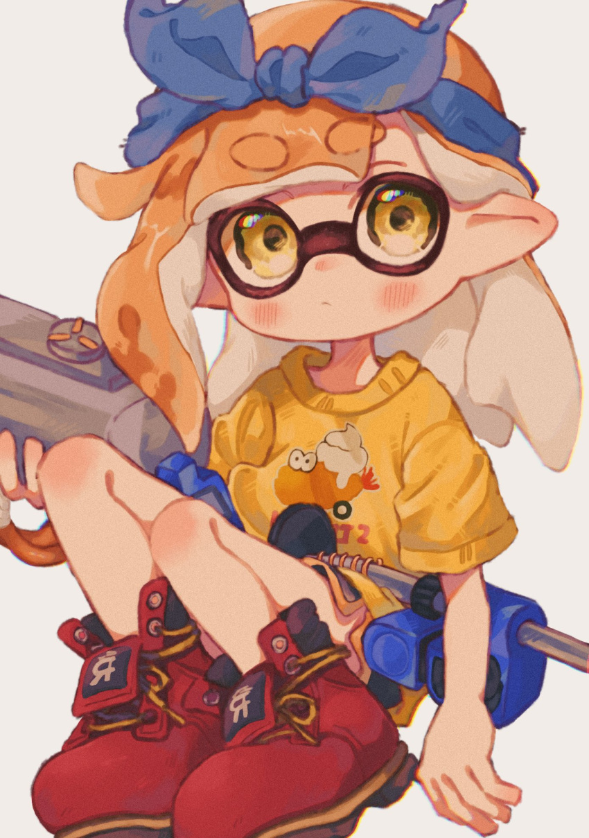 1girl blue_bow blue_hairband bow bow_hairband closed_mouth commentary_request cross-laced_footwear e-liter_4k_(splatoon) eyebrows_hidden_by_hair full_body gun hair_bow hairband highres holding holding_gun holding_weapon inkling inkling_girl inkling_player_character medium_hair ochocho2828 orange_hair pointy_ears print_shirt red_footwear shirt shoes simple_background sitting solo splatoon_(series) splatoon_3 tentacle_hair thick_eyebrows weapon white_background yellow_eyes yellow_shirt