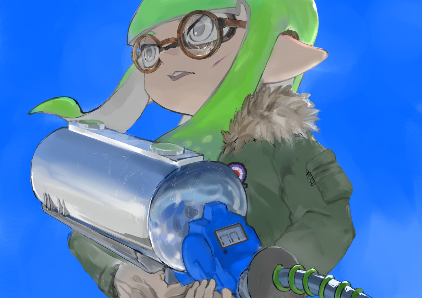 1girl blue_background blunt_bangs broken_eyewear brown-framed_eyewear coat crack cracked_glass e-liter_4k_(splatoon) fur-trimmed_coat fur_trim glasses green_coat green_hair holding holding_weapon inkling inkling_girl inkling_player_character kamikaihi_game long_hair looking_up open_mouth pointy_ears round_eyewear scar scar_on_face solo splatoon_(series) teeth tentacle_hair upper_body upper_teeth_only weapon white_eyes