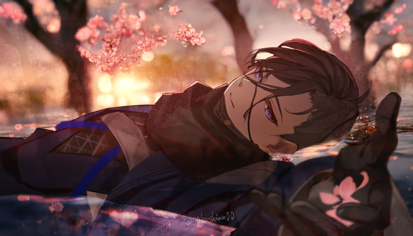 00kashian00 1boy bangs black_gloves black_hair black_scarf cherry_blossoms closed_mouth commentary_request expressionless fate/grand_order fate_(series) flower gloves highres holding holding_petal japanese_clothes kimono long_sleeves looking_at_viewer lying lying_on_water male_focus mask mask_pull mouth_mask petals pink_flower purple_eyes scarf short_hair solo twitter_username upper_body wide_sleeves yamanami_keisuke_(fate)