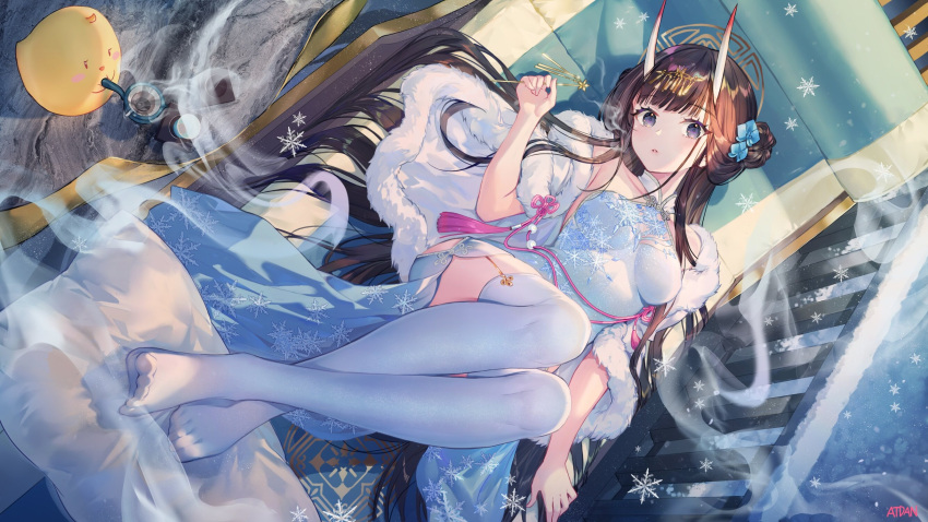 1girl artist_name atdan azur_lane bare_shoulders black_hair china_dress chinese_clothes dress feet from_side full_body fur_trim gradient highres horns knees_up leg_up legs long_hair looking_at_viewer looking_to_the_side lying manjuu_(azur_lane) no_shoes noshiro_(azur_lane) noshiro_(fragrance_of_the_eastern_snow)_(azur_lane) off_shoulder official_alternate_costume on_back oni_horns open_mouth purple_eyes short_dress single_thighhigh sleeveless sleeveless_dress smile soles solo thighhighs thighs toes very_long_hair white_dress white_thighhighs