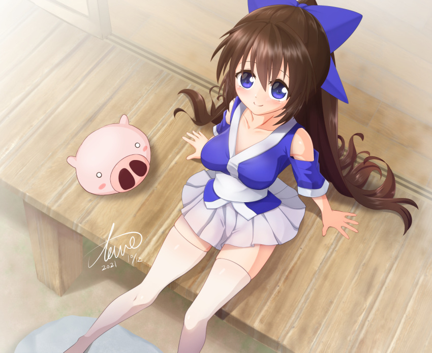 blue_eyes blue_ribbon breasts clothing_cutout collarbone dirt hair_ribbon japanese_clothes kneehighs long_hair medium_breasts nagasarete_airantou pig pleated_skirt ponytail ribbon shirt short_sleeves shoulder_cutout skirt sliding_doors socks suzu_(nagasarete_airantou) tewo tonkatsu_(nagasarete_airantou) very_long_hair white_shirt white_socks wooden_floor zettai_ryouiki