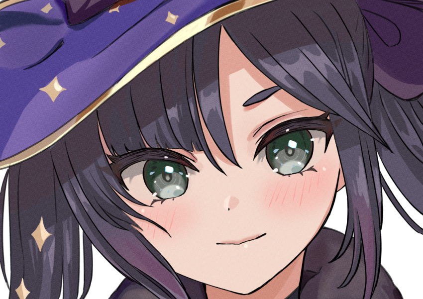 1girl black_bow black_collar black_hair blush bow collar commentary facing_viewer fur_collar genshin_impact green_eyes hair_bow hat head_tilt mona_(genshin_impact) portrait purple_headwear simple_background smile solo white_background witch_hat yukinotensi