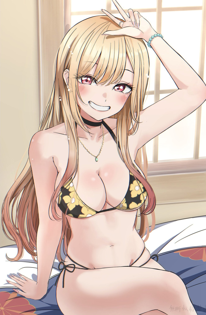 1girl arm_support arm_up bangs bare_arms bare_shoulders bed bikini black_bikini blonde_hair blush breasts cleavage commentary_request crossed_legs floral_print grin highres indoors kitagawa_marin long_hair looking_at_viewer medium_breasts navel print_bikini red_eyes shaka_(staito0515) sitting smile solo sono_bisque_doll_wa_koi_wo_suru swimsuit very_long_hair window