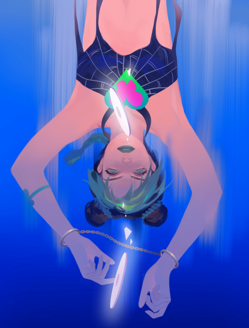 1girl bangs bare_shoulders black_hair blue_background blue_shirt bracelet braid braided_ponytail chain chinese_commentary commentary_request criss-cross_halter disc double_bun glowing green_eyes green_hair green_lips hair_bun halterneck highres jewelry jojo_no_kimyou_na_bouken kujo_jolyne looking_at_viewer midriff multicolored_hair parted_bangs parted_lips shirt solo stone_ocean straight-on two-tone_hair upper_body upside-down yuan_di_shaobing