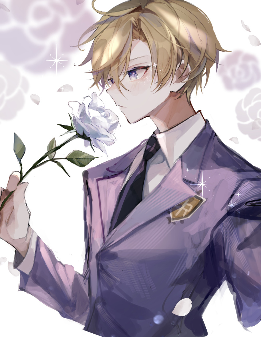 1boy absurdres bangs black_necktie blazer blonde_hair collared_shirt crest diffraction_spikes falling_petals flower from_side highres holding holding_flower jacket leaf light_blush long_sleeves male_focus necktie ouran_high_school_host_club ouran_high_school_uniform petals purple_eyes purple_jacket purple_necktie rose school_uniform shirt short_hair simple_background solo suou_tamaki two-tone_necktie u-sama_(u_summer0719) upper_body white_background white_flower white_rose white_shirt