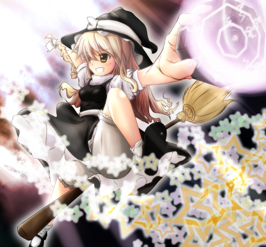 blonde_hair broom grin hat highres kirisame_marisa long_hair mini-hakkero smile solo star touhou tyawan30 witch_hat yellow_eyes