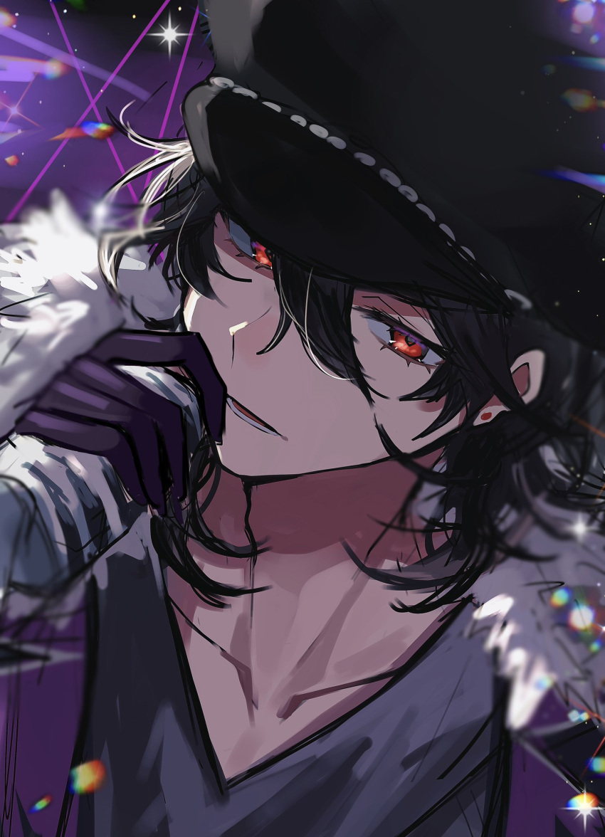 1boy black_background black_hair black_headwear black_shirt earrings ensemble_stars! fur-trimmed_jacket fur_trim highres holding holding_microphone jacket jewelry looking_at_viewer male_focus medium_hair microphone music open_mouth purple_jacket red_eyes sakuma_rei_(ensemble_stars!) shirt singing solo sparkle stage_lights stud_earrings yukimi_bon