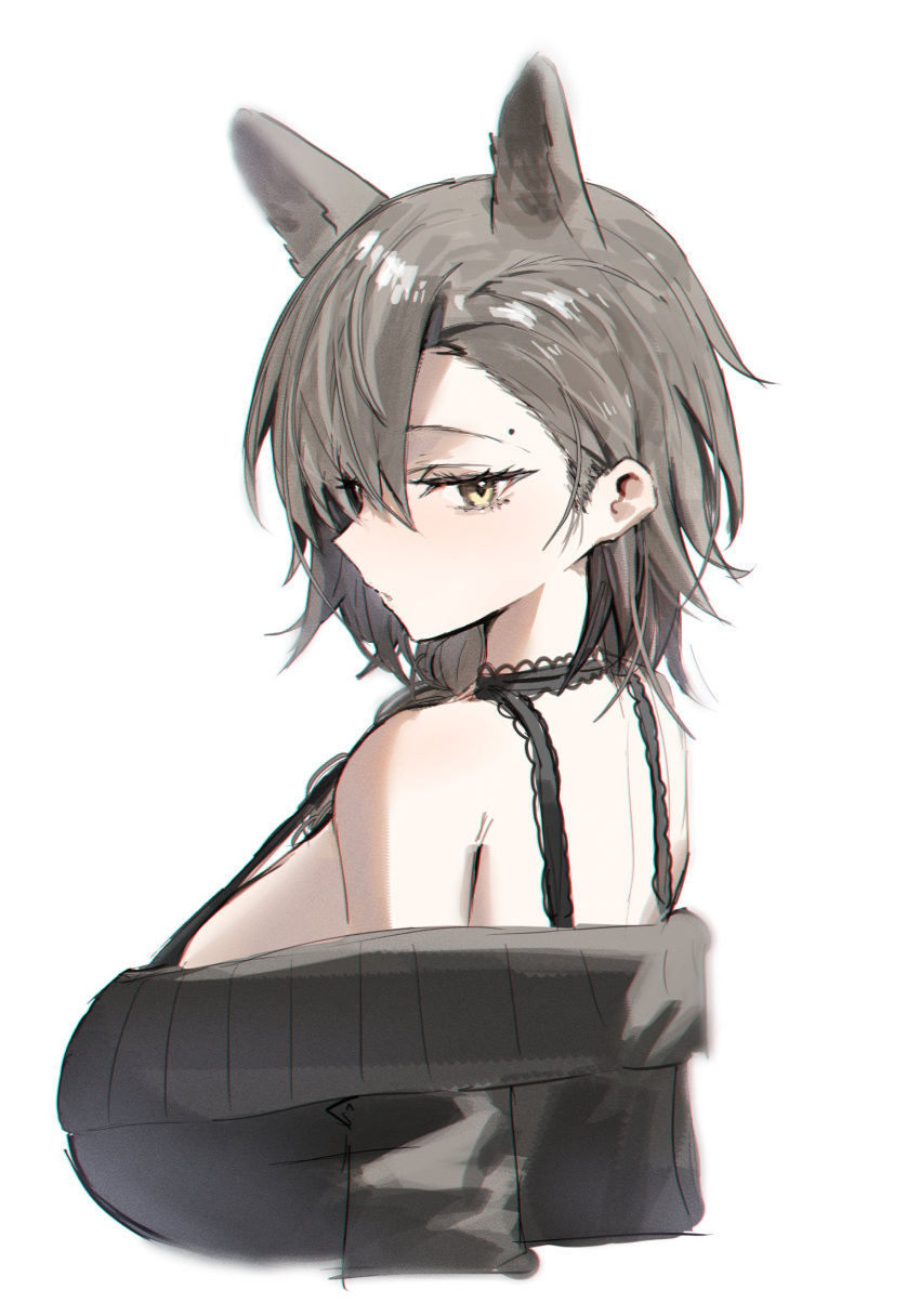 1girl alternate_costume animal_ears arknights breasts closed_mouth commentary_request extra_ears from_behind highres horn/wood large_breasts looking_at_viewer mole_above_eye off_shoulder penance_(arknights) short_hair simple_background solo upper_body white_background wolf_ears wolf_girl yellow_eyes